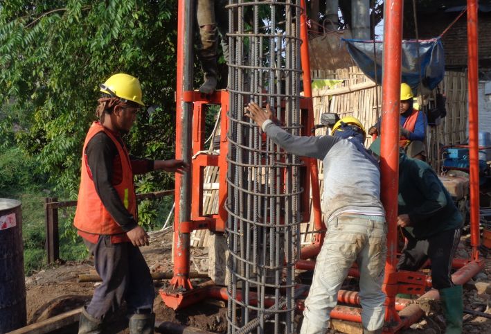 Kỹ thuật hạ lồng thép cọc khoan nhồi an toàn và chuẩn xác tại công trường