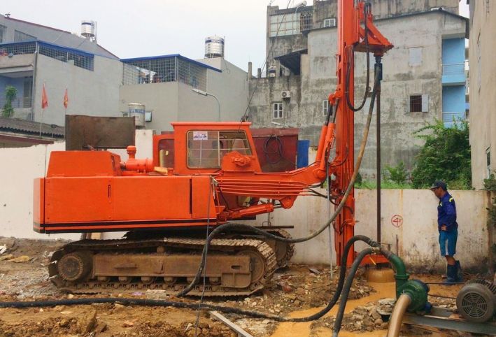 Máy khoan cọc nhồi mini đang thi công móng nhà phố trong hẻm nhỏ