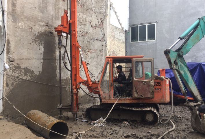 Máy khoan cọc nhồi mini chuyên dụng hoạt động tại công trình nhà dân