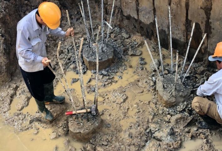 Công nhân đang làm sạch và kiểm tra hố móng cọc khoan nhồi mini